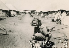 1943, okolice Bagdadu, Irak. 
Uczennica liceum w Szkole Młodszych Ochotniczek Irena Ćwirko (później po mężu Wolicka-Wolszleger) w obozie wojskowym. 
Fot. NN, kolekcja Ireny Wolickiej-Wolszleger, reprodukcje cyfrowe w Ośrodku KARTA