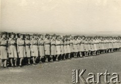 1943, Jenin, Palestyna.
Uczennice Szkoły Młodszych Ochotniczek. Zdjęcie wykonano przez egzaminami maturalnymi. 
Fot. NN, kolekcja Ireny Wolickiej-Wolszleger, reprodukcje cyfrowe w Ośrodku KARTA