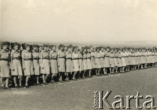 1943, Jenin, Palestyna.
Uczennice Szkoły Młodszych Ochotniczek. Zdjęcie wykonano przez egzaminami maturalnymi. 
Fot. NN, kolekcja Ireny Wolickiej-Wolszleger, reprodukcje cyfrowe w Ośrodku KARTA