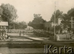 1943, Jenin, Palestyna.
Gimnazjum i liceum w Szkole Młodszych Ochotniczek. Na zdjęciu zbiórka uczennic na placu apelowym.
Fot. NN, kolekcja Ireny Wolickiej-Wolszleger, reprodukcje cyfrowe w Ośrodku KARTA