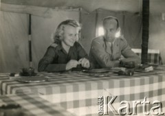 1945, Quassasin, Egipt. 
Ochotniczka Pomocniczej Służby Kobiet Irena Ćwirko z narzeczonym por. Wojciechem Wolickim, żołnierzem Samodzielnej Brygady Strzelców Karpackich Polskich Sił Zbrojnych na Zachodzie. Zdjęcie wykonane przed ślubem pary.
Fot. NN, kolekcja Ireny Wolickiej-Wolszleger, reprodukcje cyfrowe w Ośrodku KARTA