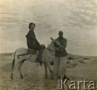 1946, Egipt. 
Ochotniczka Pomocniczej Służby Kobiet Waleria Wiśniowiecka z domu Ćwirko (starsza siostra Ireny Wolickiej-Wolszleger) siedzi na osiołku.
Fot. NN, kolekcja Ireny Wolickiej-Wolszleger, reprodukcje cyfrowe w Ośrodku KARTA