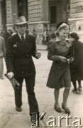 1946, Chieti, Włochy.
Starsza ochotniczka Pomocniczej Służby Kobiet Polskich Sił Zbrojnych na Zachodzie Irena Wolicka-Wolszleger (z domu Ćwirko) spaceruje po ulicy w towarzystwie Włocha.  
Fot. NN, kolekcja Ireny Wolickiej-Wolszleger, reprodukcje cyfrowe w Ośrodku KARTA