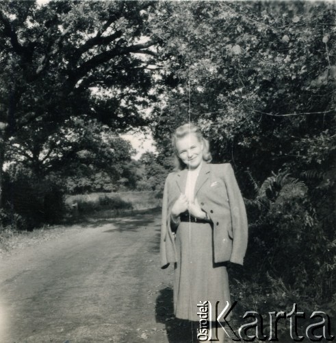 1947, Barkfold, Anglia, Wielka Brytania.
Irena Wolicka-Wolszleger (z domu Ćwirko) w obozie dla zdemobilizowanych żołnierzy Polskich Sił Zbrojnych na Zachodzie. 
Fot. NN, kolekcja Ireny Wolickiej-Wolszleger, reprodukcje cyfrowe w Ośrodku KARTA