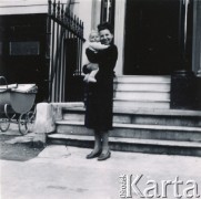 1949, Londyn, Anglia, Wielka Brytania. 
Waleria Wiśniowiecka z domu Żwirko (starsza siostra Ireny Wolickiej-Wolszleger) ze swoim synem Stanisławem przed domem. 
Fot. NN, kolekcja Ireny Wolickiej-Wolszleger, reprodukcje cyfrowe w Ośrodku KARTA