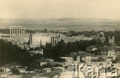 Lata 40., brak miejsca.
Fragment miasteczka i widok na starożytne ruiny.
Fot. NN, kolekcja Ireny Wolickiej-Wolszleger, reprodukcje cyfrowe w Ośrodku KARTA