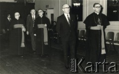 Lata 70., Londyn, Anglia, Wielka Brytania. 
Spotkanie w Klubie Orła Białego na Balham High Road. 1. z prawej biskup Szczepan Wesoły, pomocnik delegata Prymasa Polski ds. duszpasterstwa emigracji.
Fot. NN, kolekcja Ireny Wolickiej-Wolszleger, reprodukcje cyfrowe w Ośrodku KARTA