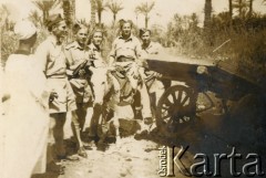 1940-1945, brak miejsca.
Żołnierze Polskich Sił Zbrojnych na Zachodzie. Jeden z nich pozuje do zdjęcia siedząc na ośle, obok nich stoi mężczyzna w cywilu. 
Fot. NN, kolekcja: Polska Misja Katolicka, reprodukcje cyfrowe w Ośrodku KARTA