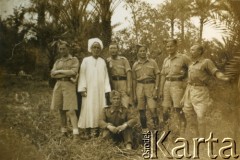 1940-1945, brak miejsca.
Żołnierze Polskich Sił Zbrojnych na Zachodzie w towarzystwie miejscowego mężczyzny.
Fot. NN, kolekcja: Polska Misja Katolicka, reprodukcje cyfrowe w Ośrodku KARTA