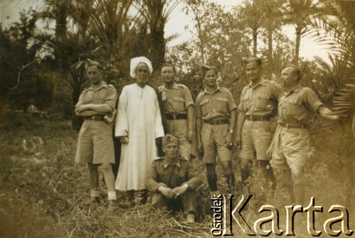 1940-1945, brak miejsca.
Żołnierze Polskich Sił Zbrojnych na Zachodzie w towarzystwie miejscowego mężczyzny.
Fot. NN, kolekcja: Polska Misja Katolicka, reprodukcje cyfrowe w Ośrodku KARTA