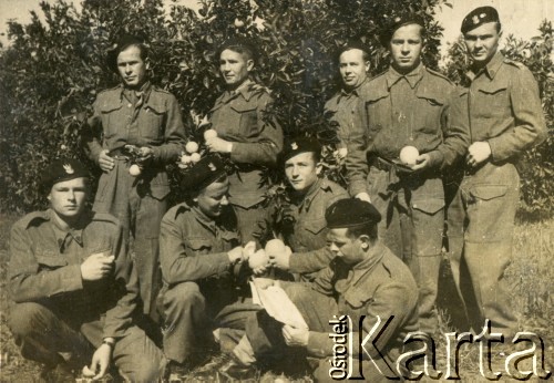 1940-1945, brak miejsca.
Żołnierze Polskich Sił Zbrojnych na Zachodzie.
Fot. NN, kolekcja: Polska Misja Katolicka, reprodukcje cyfrowe w Ośrodku KARTA