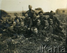 1940-1945, brak miejsca.
Żołnierze Polskich Sił Zbrojnych na Zachodzie w obozie wojskowym.
Fot. NN, kolekcja: Polska Misja Katolicka, reprodukcje cyfrowe w Ośrodku KARTA