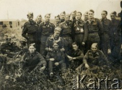 1940-1945, brak miejsca.
Grupa żołnierzy Polskich Sił Zbrojnych na Zachodzie w obozie wojskowym.
Fot. NN, kolekcja: Polska Misja Katolicka, reprodukcje cyfrowe w Ośrodku KARTA