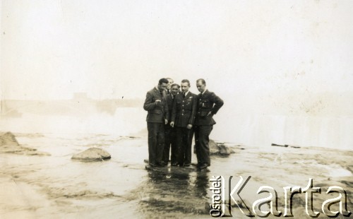 1940-1945, brak miejsca.
Grupa żołnierzy Polskich Sił Zbrojnych na Zachodzie.
Fot. NN, kolekcja: Polska Misja Katolicka, reprodukcje cyfrowe w Ośrodku KARTA