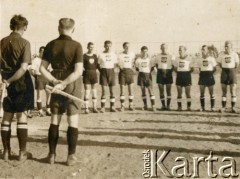 1940-1945, brak miejsca.
Żołnierze Polskich Sił Zbrojnych na Zachodzie. Drużyna sportowa. 
Fot. NN, kolekcja: Polska Misja Katolicka, reprodukcje cyfrowe w Ośrodku KARTA