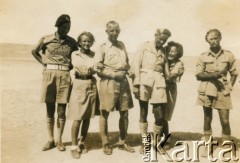 1942-1944, Bliski Wschód.
Żołnierze 2 Warszawskiej Brygady Pancernej w towarzystwie koleżanek z Pomocniczej Służby Kobiet. 
Fot. NN, kolekcja: Polska Misja Katolicka, reprodukcje cyfrowe w Ośrodku KARTA