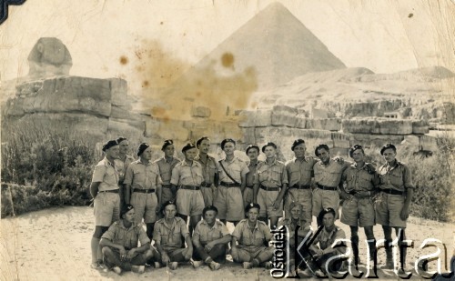 1942-1944, Giza, Egipt.
Grupa żołnierzy 2 Warszawskiej Brygady Pancernej podczas wycieczki na teren kompleksu piramid. W głębi widoczna Wielka Piramida Cheopsa i posąg Sfinksa. 
Fot. NN, kolekcja: Polska Misja Katolicka, reprodukcje cyfrowe w Ośrodku KARTA