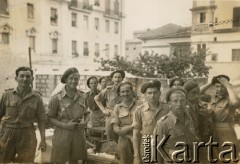 1944-1947, Włochy.
Grupa żołnierzy 2 Warszawskiej Brygady Pancernej 2 Korpusu Polskiego Polskich Sił Zbrojnych na Zachodzie.  
Fot. NN, kolekcja: Polska Misja Katolicka, reprodukcje cyfrowe w Ośrodku KARTA