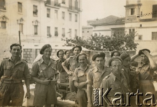 1944-1947, Włochy.
Grupa żołnierzy 2 Warszawskiej Brygady Pancernej 2 Korpusu Polskiego Polskich Sił Zbrojnych na Zachodzie.  
Fot. NN, kolekcja: Polska Misja Katolicka, reprodukcje cyfrowe w Ośrodku KARTA