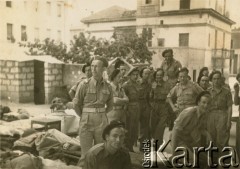 1944-1947, Włochy.
Grupa żołnierzy 2 Warszawskiej Brygady Pancernej 2 Korpusu Polskiego Polskich Sił Zbrojnych na Zachodzie.  
Fot. NN, kolekcja: Polska Misja Katolicka, reprodukcje cyfrowe w Ośrodku KARTA