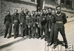 1945-1947, Włochy.
Grupa żołnierzy 2 Warszawskiej Brygady Pancernej 2 Korpusu Polskiego Polskich Sił Zbrojnych na Zachodzie.
Fot. NN, kolekcja: Polska Misja Katolicka, reprodukcje cyfrowe w Ośrodku KARTA