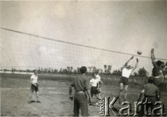 1945-1947, Włochy.
Żołnierze z 2 Warszawskiej Brygady Pancernej 2 Korpusu Polskiego Polskich Sił Zbrojnych na Zachodzie podczas gry w siatkówkę.
Fot. NN, kolekcja: Polska Misja Katolicka, reprodukcje cyfrowe w Ośrodku KARTA