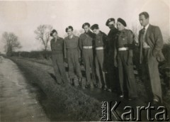 1945-1947, Włochy.
Grupa żołnierzy 2 Warszawskiej Brygady Pancernej 2 Korpusu Polskiego Polskich Sił Zbrojnych na Zachodzie.  
Fot. NN, kolekcja: Polska Misja Katolicka, reprodukcje cyfrowe w Ośrodku KARTA