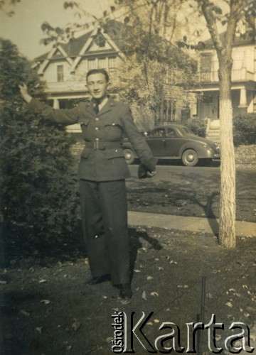 1945-1947, prawdopodobnie Anglia, Wielka Brytania. 
Żołnierz Polskich Sił Zbrojnych na Zachodzie podczas wizyty u rodziny. 
Fot. NN, kolekcja: Polska Misja Katolicka, reprodukcje cyfrowe w Ośrodku KARTA