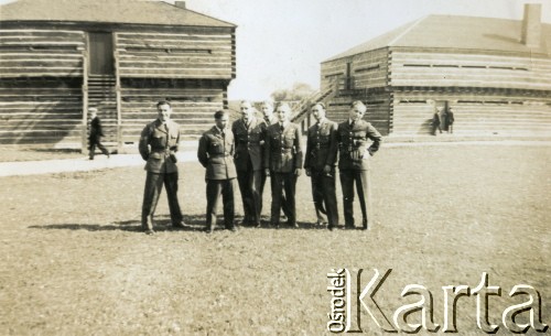 1945-1947, brak miejsca.
Prawdopodobnie wojskowy obóz przejściowy. Grupa żołnierzy Polskich Sił Zbrojnych na Zachodzie.
Fot. NN, kolekcja: Polska Misja Katolicka, reprodukcje cyfrowe w Ośrodku KARTA