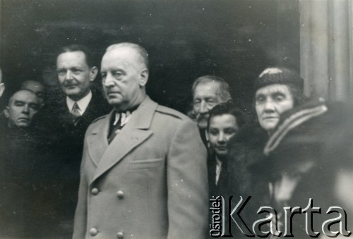 1940-1943, Anglia, Wielka Brytania.
Premier i Naczelny Wódz Polskich Sił Zbrojnych na Zachodzie gen. Władysław Sikorski (w płaszczu) podczas uroczystości. Za nim z lewej stoi minister spraw zagranicznych Edward Raczyński.
Fot. NN, kolekcja: Polska Misja Katolicka, reprodukcje cyfrowe w Ośrodku KARTA