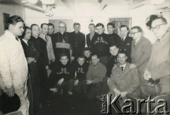 1940-1945, Anglia, Wielka Brytania.
Uczniowie i wykładowcy z Państwowej Szkoły Morskiej w towarzystwie księdza biskupa. 
Fot. NN, kolekcja: Polska Misja Katolicka, reprodukcje cyfrowe w Ośrodku KARTA