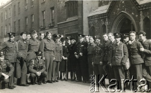 1940-1945, Anglia, Wielka Brytania.
Uczniowie i wykładowcy z Państwowej Szkoły Morskiej. 
Fot. NN, kolekcja: Polska Misja Katolicka, reprodukcje cyfrowe w Ośrodku KARTA