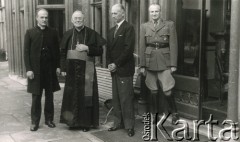 1940-1945, Anglia, Wielka Brytania.
Prezydent RP na Uchodźstwie Władysław Raczkiewicz (3. z lewej) w otoczeniu osób.
Fot. NN, kolekcja: Polska Misja Katolicka, reprodukcje cyfrowe w Ośrodku KARTA