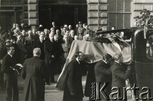 1941-1943, Wielka Brytania.
Przedstawiciele polskiego Rządu na Uchodźstwie uczestniczą w pogrzebie. W pierwszym rzędzie z prawej stoją: w mundurze Naczelny Wódz Polskich Sił Zbrojnych, gen. broni Władysław Sikorski, prezydent Władysław Raczkiewicz.
Fot. NN, kolekcja: Polska Misja Katolicka, reprodukcje cyfrowe w Ośrodku KARTA