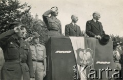 1945-1947, Anglia, Wielka Brytania.
Uroczysta defilada żołnierzy Polskich Sił Zbrojnych na Zachodzie. Na trybunie honorowej stoją od lewej: generał Władysław Anders, generał Tadeusz Bór-Komorowski, prawdopodobnie prezydent RP na Uchodźstwie August Zaleski. 
Fot. NN, kolekcja: Polska Misja Katolicka, reprodukcje cyfrowe w Ośrodku KARTA