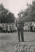 1945-1949, Anglia, Wielka Brytania.
Generalny Inspektor Sił Zbrojnych i Naczelny Wódz gen. Władysław Anders podczas uroczystości. Z tyłu za nim widoczna grupa dzieci, w tym harcerki.
Fot. NN, kolekcja: Polska Misja Katolicka, reprodukcje cyfrowe w Ośrodku KARTA