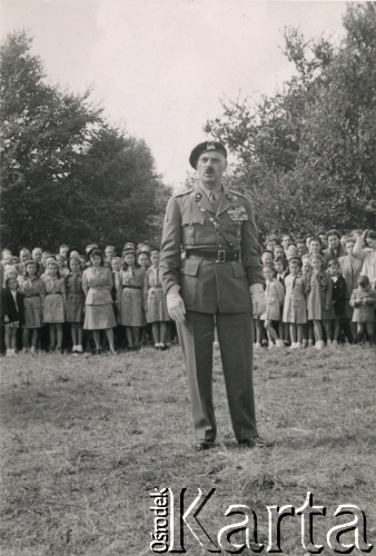 1945-1949, Anglia, Wielka Brytania.
Generalny Inspektor Sił Zbrojnych i Naczelny Wódz gen. Władysław Anders podczas uroczystości. Z tyłu za nim widoczna grupa dzieci, w tym harcerki.
Fot. NN, kolekcja: Polska Misja Katolicka, reprodukcje cyfrowe w Ośrodku KARTA