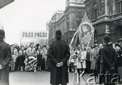 22.04.1956, Londyn, Anglia, Wielka Brytania.
Demonstracja zorganizowana przez Polonię przeciwko planowanej wizycie w Polsce I sekretarza Komitetu Centralnego Komunistycznej Partii Związku Radzieckiego (KPZR) Nikity Chruszczowa, a także premiera ZSRR Nikołaja Bułganina.
Fot. NN, kolekcja: Polska Misja Katolicka, reprodukcje cyfrowe w Ośrodku KARTA