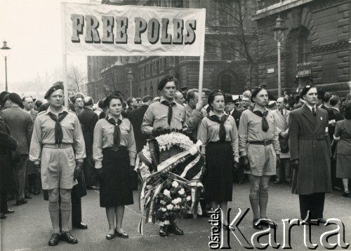 22.04.1956, Londyn, Anglia, Wielka Brytania.
Demonstracja zorganizowana przez Polonię przeciwko planowanej wizycie w Polsce I sekretarza Komitetu Centralnego Komunistycznej Partii Związku Radzieckiego (KPZR) Nikity Chruszczowa, a także premiera ZSRR Nikołaja Bułganina. Na pierwszym planie stoją harcerze z wieńcem, nad nimi widoczny plakat z napisem 