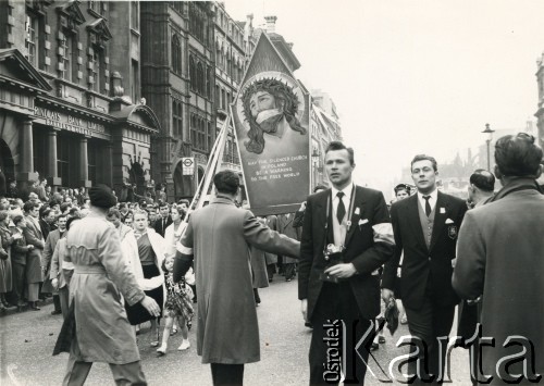 22.04.1956, Londyn, Anglia, Wielka Brytania.
Marsz protestacyjny zorganizowany przez Polonię przeciwko planowanej wizycie w Polsce I sekretarza Komitetu Centralnego Komunistycznej Partii Związku Radzieckiego (KPZR) Nikity Chruszczowa, a także premiera ZSRR Nikołaja Bułganina. 
Fot. NN, kolekcja: Polska Misja Katolicka, reprodukcje cyfrowe w Ośrodku KARTA