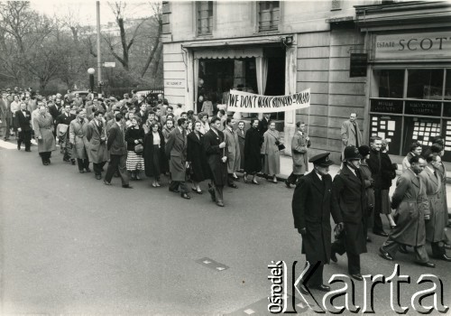 22.04.1956, Londyn, Anglia, Wielka Brytania.
Marsz protestacyjny zorganizowany przez Polonię przeciwko planowanej wizycie w Polsce I sekretarza Komitetu Centralnego Komunistycznej Partii Związku Radzieckiego (KPZR) Nikity Chruszczowa, a także premiera ZSRR Nikołaja Bułganina.
Fot. NN, kolekcja: Polska Misja Katolicka, reprodukcje cyfrowe w Ośrodku KARTA