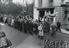 22.04.1956, Londyn, Anglia, Wielka Brytania.
Marsz protestacyjny zorganizowany przez Polonię przeciwko planowanej wizycie w Polsce I sekretarza Komitetu Centralnego Komunistycznej Partii Związku Radzieckiego (KPZR) Nikity Chruszczowa, a także premiera ZSRR Nikołaja Bułganina. Na czele pochodu mężczyźni niosą transparent z napisem Polish 