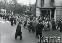 22.04.1956, Londyn, Anglia, Wielka Brytania.
Marsz protestacyjny zorganizowany przez Polonię przeciwko planowanej wizycie w Polsce I sekretarza Komitetu Centralnego Komunistycznej Partii Związku Radzieckiego (KPZR) Nikity Chruszczowa, a także premiera ZSRR Nikołaja Bułganina. Na czele pochodu harcerze z wieńcem kwiatów. 
Fot. NN, kolekcja: Polska Misja Katolicka, reprodukcje cyfrowe w Ośrodku KARTA