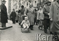 22.04.1956, Londyn, Anglia, Wielka Brytania.
Marsz protestacyjny zorganizowany przez Polonię przeciwko planowanej wizycie w Polsce I sekretarza Komitetu Centralnego Komunistycznej Partii Związku Radzieckiego (KPZR) Nikity Chruszczowa, a także premiera ZSRR Nikołaja Bułganina. Na pierwszym planie mężczyzna pchający wózek z dzieckiem. 
Fot. NN, kolekcja: Polska Misja Katolicka, reprodukcje cyfrowe w Ośrodku KARTA
