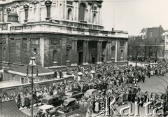 22.04.1956, Londyn, Anglia, Wielka Brytania.
Uczestnicy demonstracji zorganizowanej przez Polonię przeciwko planowanej wizycie w Polsce I sekretarza Komitetu Centralnego Komunistycznej Partii Związku Radzieckiego (KPZR) Nikity Chruszczowa, a także premiera ZSRR Nikołaja Bułganina stoją przed kościołem Niepokalanego Serca Maryi przy Brompton Road.
Fot. NN, kolekcja: Polska Misja Katolicka, reprodukcje cyfrowe w Ośrodku KARTA