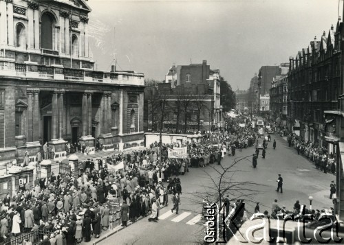 22.04.1956, Londyn, Anglia, Wielka Brytania.
Uczestnicy demonstracji zorganizowanej przez Polonię przeciwko planowanej wizycie w Polsce I sekretarza Komitetu Centralnego Komunistycznej Partii Związku Radzieckiego (KPZR) Nikity Chruszczowa, a także premiera ZSRR Nikołaja Bułganina stoją przed kościołem Niepokalanego Serca Maryi przy Brompton Road.
Fot. NN, kolekcja: Polska Misja Katolicka, reprodukcje cyfrowe w Ośrodku KARTA
