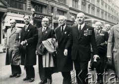 22.04.1956, Londyn, Anglia, Wielka Brytania.
Demonstracja zorganizowana przez Polonię przeciwko planowanej wizycie w Polsce I sekretarza Komitetu Centralnego Komunistycznej Partii Związku Radzieckiego (KPZR) Nikity Chruszczowa, a także premiera ZSRR Nikołaja Bułganina. Na czele pochodu idą przedstawiciele Rady Trzech. 1. z prawej gen. Władysław Anders, 3. Andrzej Ciołkosz, przewodniczący Egzekutywy Zjednoczenia Narodowego.
Fot. NN, kolekcja: Polska Misja Katolicka, reprodukcje cyfrowe w Ośrodku KARTA