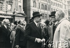 22.04.1956, Londyn, Anglia, Wielka Brytania.
Demonstracja zorganizowana przez Polonię przeciwko planowanej wizycie w Polsce I sekretarza Komitetu Centralnego Komunistycznej Partii Związku Radzieckiego (KPZR) Nikity Chruszczowa, a także premiera ZSRR Nikołaja Bułganina. Na pierwszym planie członek Rady Trzech gen. Władysław Anders podczas rozmowy (z lewej). 
Fot. NN, kolekcja: Polska Misja Katolicka, reprodukcje cyfrowe w Ośrodku KARTA