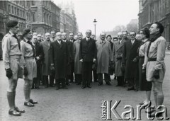 22.04.1956, Londyn, Anglia, Wielka Brytania.
Przedstawiciele rządu emigracyjnego biorą udział w demonstracji przeciwko planowanej wizycie w Polsce I sekretarza Komitetu Centralnego Komunistycznej Partii Związku Radzieckiego (KPZR) Nikity Chruszczowa, a także premiera ZSRR Nikołaja Bułganina. W pierwszym rzędzie 4. z lewej stoi prawdopodobnie członek Rady Trzech Edward Raczyński, 5. Andrzej Ciołkosz, przewodniczący Egzekutywy Zjednoczenia Narodowego, 6. 2. z prawej gen. Tadeusz Komorowski 