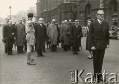 22.04.1956, Londyn, Anglia, Wielka Brytania.
Przedstawiciele rządu emigracyjnego biorą udział w demonstracji przeciwko planowanej wizycie w Polsce I sekretarza Komitetu Centralnego Komunistycznej Partii Związku Radzieckiego (KPZR) Nikity Chruszczowa, a także premiera ZSRR Nikołaja Bułganina. Na pierwszym planie na baczność stoi prawdopodobnie członek Rady Trzech Edward Raczyński. Z tyłu w drugim rzędzie 2. z prawej gen. Tadeusz Komorowski 